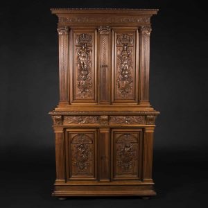Buffet deux corps aux attributs de la guerre en noyer sculpté, XIXe