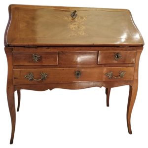 Bureau de pente époque Louis XV noyer et placage de bois fruitier quatre pieds cambrés trois tiroirs
