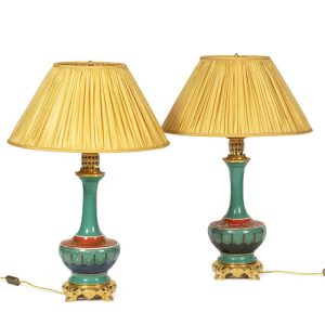 Paire de lampes en porcelaine de Paris et bronze doré. Circa 1850.